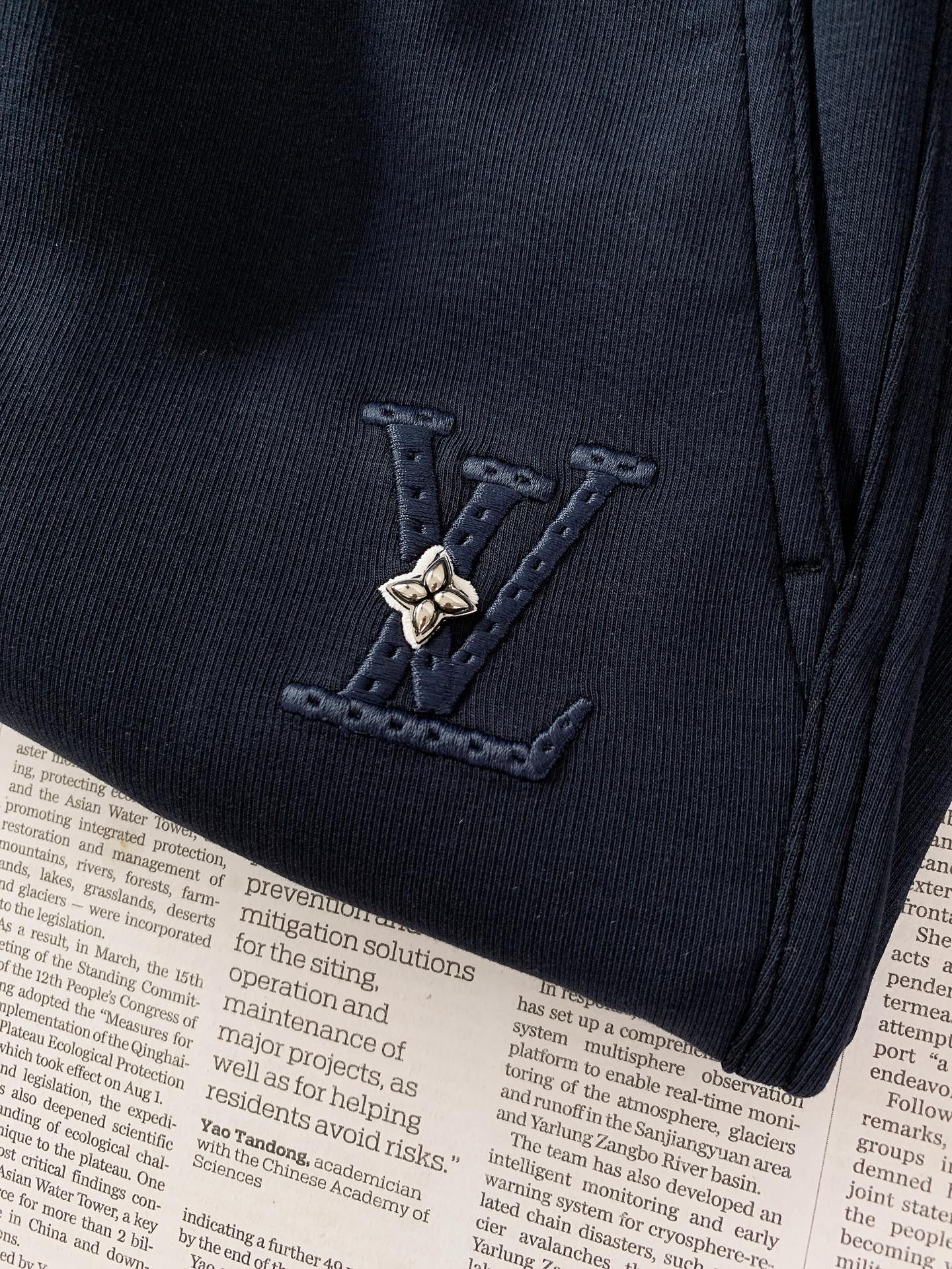 LouisVuitton 路易威登 2026FW早秋新品 轻奢直筒休闲卫裤👖高克重针织面料软糯垂顺,上身松弛不压身。松紧 LouisVuitton 路易威登 2026FW早秋新品 轻奢直筒休闲卫裤👖高克重针织面料软糯垂顺,上身松弛不压身。松紧