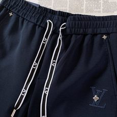 LouisVuitton 路易威登 2026FW早秋新品 轻奢直筒休闲卫裤👖高克重针织面料软糯垂顺,上身松弛不压身。松紧 LouisVuitton 路易威登 2026FW早秋新品 轻奢直筒休闲卫裤👖高克重针织面料软糯垂顺,上身松弛不压身。松紧