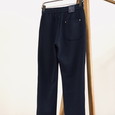 LouisVuitton 路易威登 2026FW早秋新品 轻奢直筒休闲卫裤👖高克重针织面料软糯垂顺,上身松弛不压身。松紧 LouisVuitton 路易威登 2026FW早秋新品 轻奢直筒休闲卫裤👖高克重针织面料软糯垂顺,上身松弛不压身。松紧