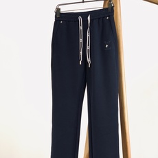 LouisVuitton 路易威登 2026FW早秋新品 轻奢直筒休闲卫裤👖高克重针织面料软糯垂顺,上身松弛不压身。松紧 LouisVuitton 路易威登 2026FW早秋新品 轻奢直筒休闲卫裤👖高克重针织面料软糯垂顺,上身松弛不压身。松紧