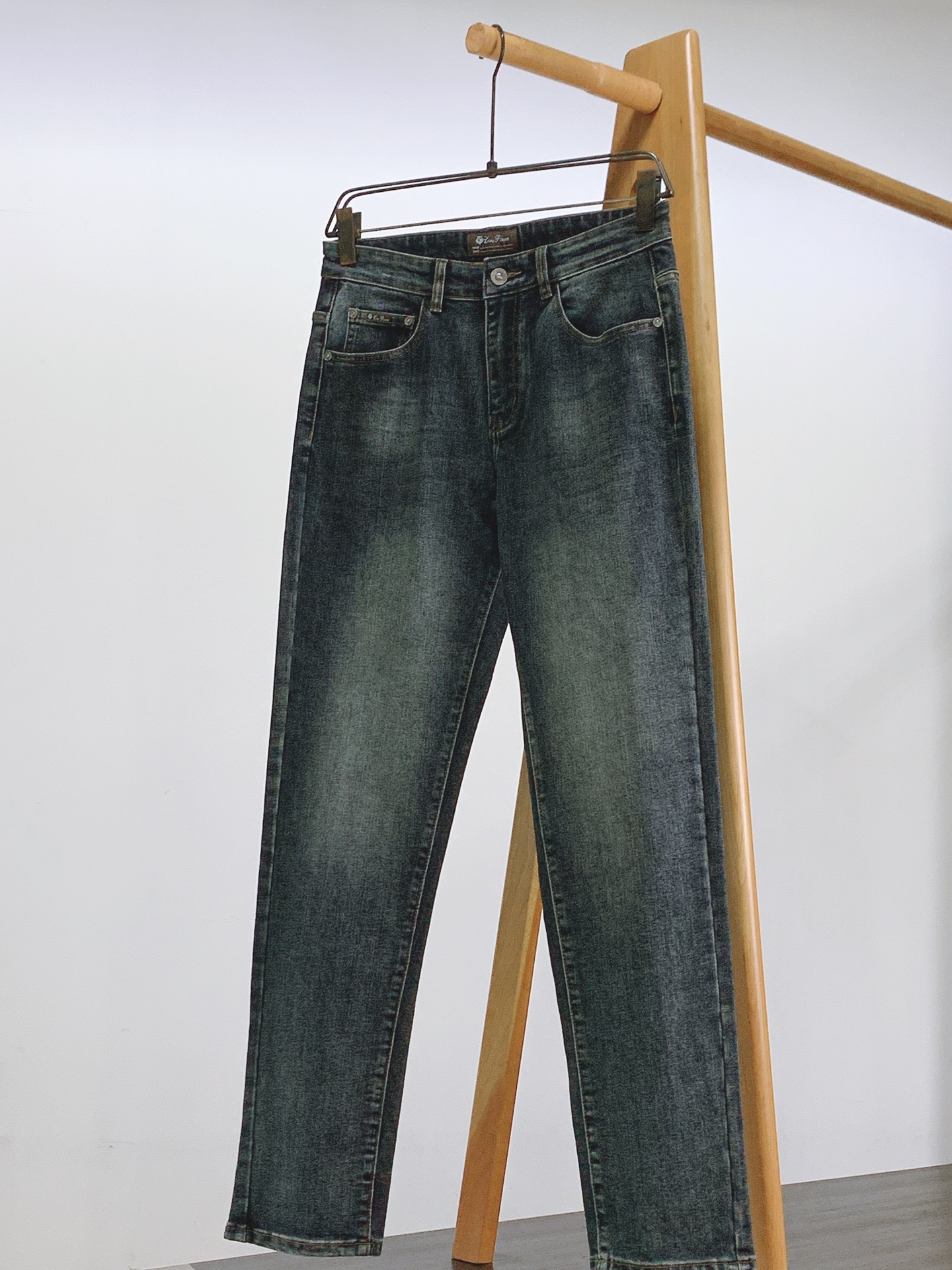 LoroPiana L.P FW早秋新品 Loro Piana男士直筒牛仔裤👖意式轻奢高阶丹宁单品,复古石洗做旧灰蓝色 LoroPiana L.P FW早秋新品 Loro Piana男士直筒牛仔裤👖意式轻奢高阶丹宁单品,复古石洗做旧灰蓝色