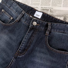 Burberry 巴宝莉 2026FW早秋新品 休闲直筒牛仔裤👖经典深蓝水洗丹宁面料,带有舒适弹力,上身挺括有型。全套品 Burberry 巴宝莉 2026FW早秋新品 休闲直筒牛仔裤👖经典深蓝水洗丹宁面料,带有舒适弹力,上身挺括有型。全套品