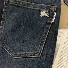 Burberry 巴宝莉 2026FW早秋新品 休闲直筒牛仔裤👖经典深蓝水洗丹宁面料,带有舒适弹力,上身挺括有型。全套品 Burberry 巴宝莉 2026FW早秋新品 休闲直筒牛仔裤👖经典深蓝水洗丹宁面料,带有舒适弹力,上身挺括有型。全套品