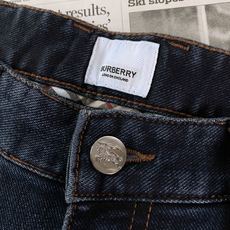 Burberry 巴宝莉 2026FW早秋新品 休闲直筒牛仔裤👖经典深蓝水洗丹宁面料,带有舒适弹力,上身挺括有型。全套品 Burberry 巴宝莉 2026FW早秋新品 休闲直筒牛仔裤👖经典深蓝水洗丹宁面料,带有舒适弹力,上身挺括有型。全套品
