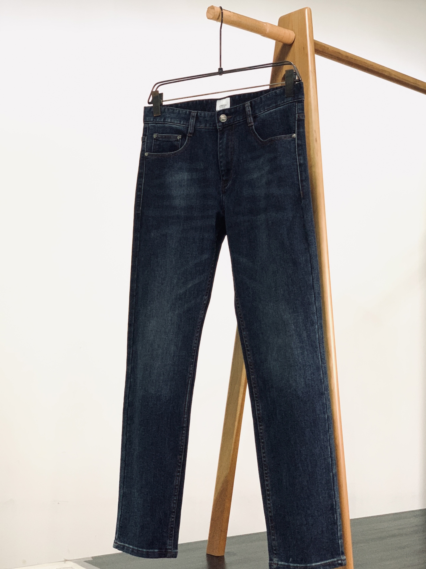 Burberry 巴宝莉 2026FW早秋新品 休闲直筒牛仔裤👖经典深蓝水洗丹宁面料,带有舒适弹力,上身挺括有型。全套品 Burberry 巴宝莉 2026FW早秋新品 休闲直筒牛仔裤👖经典深蓝水洗丹宁面料,带有舒适弹力,上身挺括有型。全套品