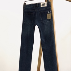 Burberry 巴宝莉 2026FW早秋新品 休闲直筒牛仔裤👖经典深蓝水洗丹宁面料,带有舒适弹力,上身挺括有型。全套品 Burberry 巴宝莉 2026FW早秋新品 休闲直筒牛仔裤👖经典深蓝水洗丹宁面料,带有舒适弹力,上身挺括有型。全套品