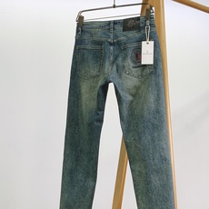 Moncler 蒙口 2026FW早秋新品 复古水洗直筒牛仔裤👖经典石洗做旧色调,氛围感直接拉满。甄选优质牛仔面料,手 Moncler 蒙口 2026FW早秋新品 复古水洗直筒牛仔裤👖经典石洗做旧色调,氛围感直接拉满。甄选优质牛仔面料,手