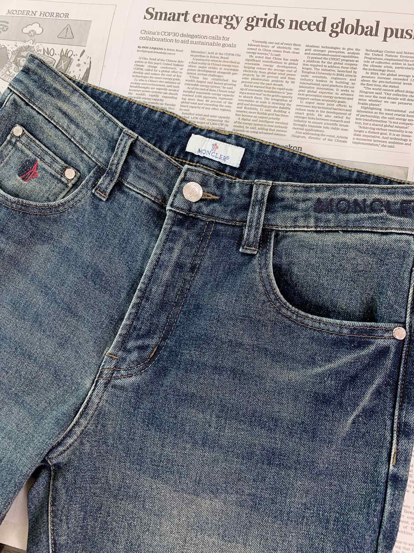 Moncler 蒙口 2026FW早秋新品 复古水洗直筒牛仔裤👖经典石洗做旧色调,氛围感直接拉满。甄选优质牛仔面料,手 Moncler 蒙口 2026FW早秋新品 复古水洗直筒牛仔裤👖经典石洗做旧色调,氛围感直接拉满。甄选优质牛仔面料,手