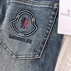 Moncler 蒙口 2026FW早秋新品 复古水洗直筒牛仔裤👖经典石洗做旧色调,氛围感直接拉满。甄选优质牛仔面料,手 Moncler 蒙口 2026FW早秋新品 复古水洗直筒牛仔裤👖经典石洗做旧色调,氛围感直接拉满。甄选优质牛仔面料,手