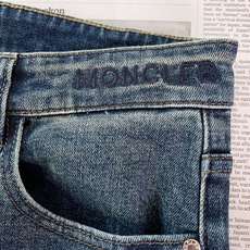 Moncler 蒙口 2026FW早秋新品 复古水洗直筒牛仔裤👖经典石洗做旧色调,氛围感直接拉满。甄选优质牛仔面料,手 Moncler 蒙口 2026FW早秋新品 复古水洗直筒牛仔裤👖经典石洗做旧色调,氛围感直接拉满。甄选优质牛仔面料,手
