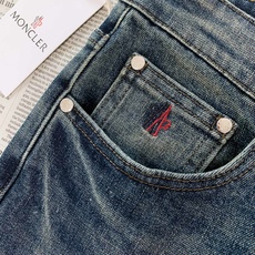Moncler 蒙口 2026FW早秋新品 复古水洗直筒牛仔裤👖经典石洗做旧色调,氛围感直接拉满。甄选优质牛仔面料,手 Moncler 蒙口 2026FW早秋新品 复古水洗直筒牛仔裤👖经典石洗做旧色调,氛围感直接拉满。甄选优质牛仔面料,手