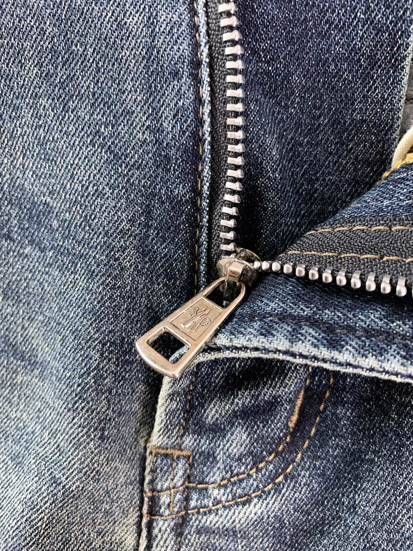 Moncler 蒙口 2026FW早秋新品 复古水洗直筒牛仔裤👖经典石洗做旧色调,氛围感直接拉满。甄选优质牛仔面料,手 Moncler 蒙口 2026FW早秋新品 复古水洗直筒牛仔裤👖经典石洗做旧色调,氛围感直接拉满。甄选优质牛仔面料,手