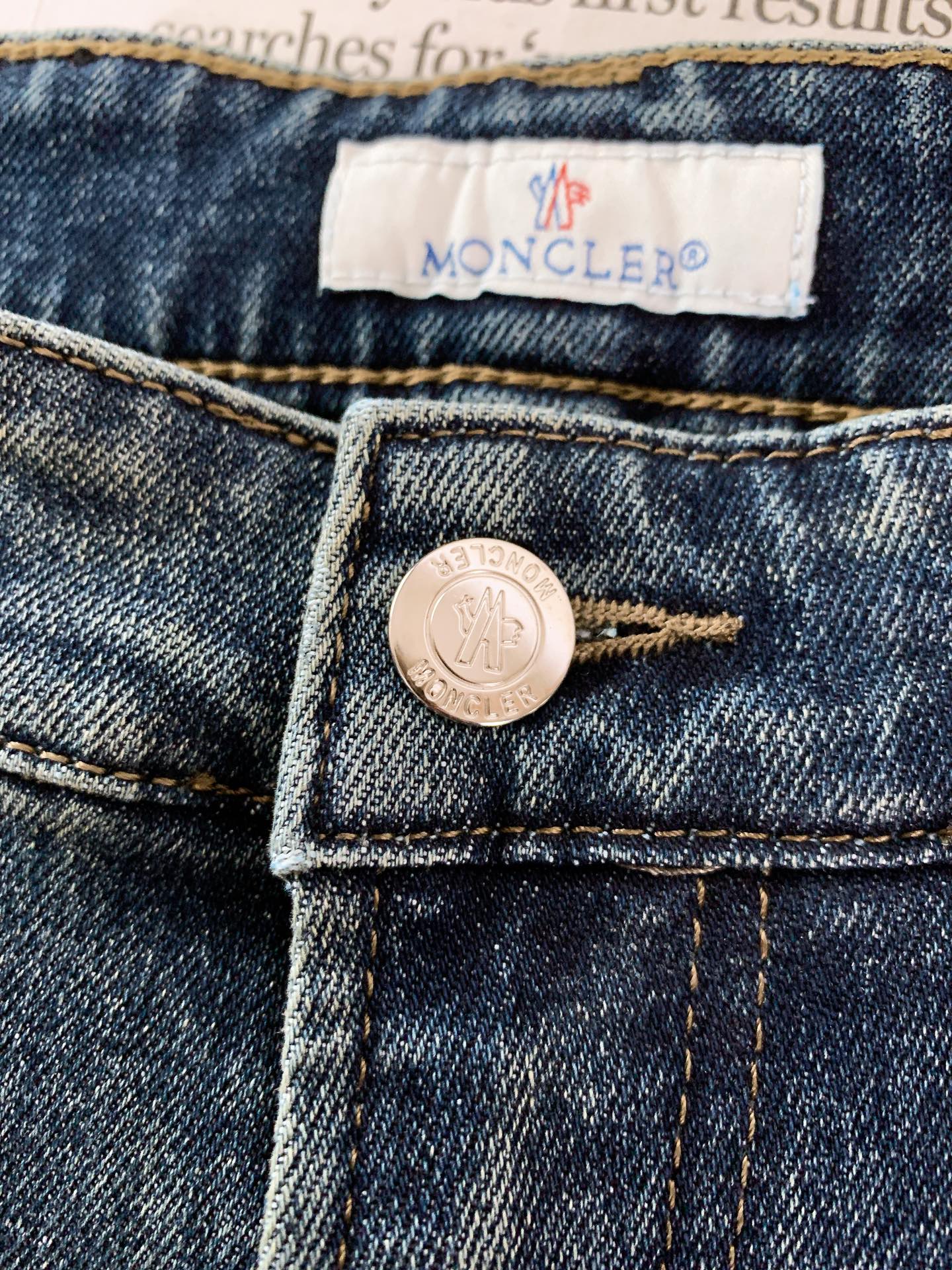 Moncler 蒙口 2026FW早秋新品 复古水洗直筒牛仔裤👖经典石洗做旧色调,氛围感直接拉满。甄选优质牛仔面料,手 Moncler 蒙口 2026FW早秋新品 复古水洗直筒牛仔裤👖经典石洗做旧色调,氛围感直接拉满。甄选优质牛仔面料,手