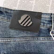 Moncler 蒙口 2026FW早秋新品 复古水洗直筒牛仔裤👖经典石洗做旧色调,氛围感直接拉满。甄选优质牛仔面料,手 Moncler 蒙口 2026FW早秋新品 复古水洗直筒牛仔裤👖经典石洗做旧色调,氛围感直接拉满。甄选优质牛仔面料,手