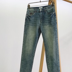 Moncler 蒙口 2026FW早秋新品 复古水洗直筒牛仔裤👖经典石洗做旧色调,氛围感直接拉满。甄选优质牛仔面料,手 Moncler 蒙口 2026FW早秋新品 复古水洗直筒牛仔裤👖经典石洗做旧色调,氛围感直接拉满。甄选优质牛仔面料,手