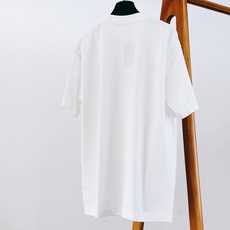 Y-3 山本耀司 2026SS春夏新品 经典刺绣短袖T恤,高克重水洗棉质面料,手感软糯扎实,上身挺括有型不贴身。胸前立体 Y-3 山本耀司 2026SS春夏新品 经典刺绣短袖T恤,高克重水洗棉质面料,手感软糯扎实,上身挺括有型不贴身。胸前立体