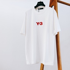 Y-3 山本耀司 2026SS春夏新品 经典刺绣短袖T恤,高克重水洗棉质面料,手感软糯扎实,上身挺括有型不贴身。胸前立体 Y-3 山本耀司 2026SS春夏新品 经典刺绣短袖T恤,高克重水洗棉质面料,手感软糯扎实,上身挺括有型不贴身。胸前立体