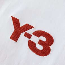 Y-3 山本耀司 2026SS春夏新品 经典刺绣短袖T恤,高克重水洗棉质面料,手感软糯扎实,上身挺括有型不贴身。胸前立体 Y-3 山本耀司 2026SS春夏新品 经典刺绣短袖T恤,高克重水洗棉质面料,手感软糯扎实,上身挺括有型不贴身。胸前立体