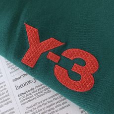 Y-3 山本耀司 2026SS春夏新品 经典刺绣短袖T恤,高克重水洗棉质面料,手感软糯扎实,上身挺括有型不贴身。胸前立体 Y-3 山本耀司 2026SS春夏新品 经典刺绣短袖T恤,高克重水洗棉质面料,手感软糯扎实,上身挺括有型不贴身。胸前立体