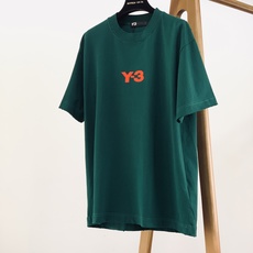 Y-3 山本耀司 2026SS春夏新品 经典刺绣短袖T恤,高克重水洗棉质面料,手感软糯扎实,上身挺括有型不贴身。胸前立体 Y-3 山本耀司 2026SS春夏新品 经典刺绣短袖T恤,高克重水洗棉质面料,手感软糯扎实,上身挺括有型不贴身。胸前立体