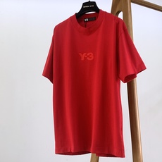 Y-3 山本耀司 2026SS春夏新品 经典刺绣短袖T恤,高克重水洗棉质面料,手感软糯扎实,上身挺括有型不贴身。胸前立体 Y-3 山本耀司 2026SS春夏新品 经典刺绣短袖T恤,高克重水洗棉质面料,手感软糯扎实,上身挺括有型不贴身。胸前立体