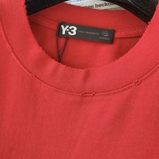 Y-3 山本耀司 2026SS春夏新品 经典刺绣短袖T恤,高克重水洗棉质面料,手感软糯扎实,上身挺括有型不贴身。胸前立体 Y-3 山本耀司 2026SS春夏新品 经典刺绣短袖T恤,高克重水洗棉质面料,手感软糯扎实,上身挺括有型不贴身。胸前立体