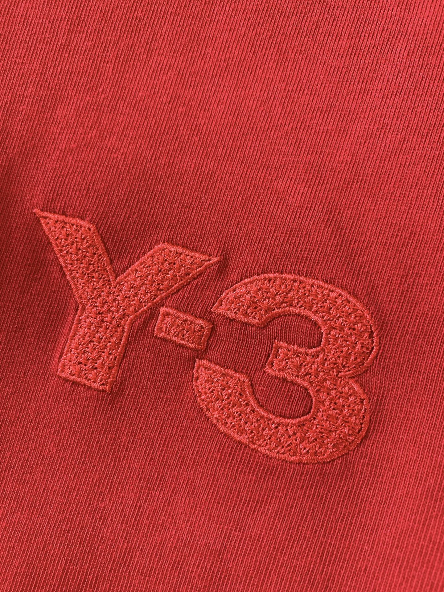 Y-3 山本耀司 2026SS春夏新品 经典刺绣短袖T恤,高克重水洗棉质面料,手感软糯扎实,上身挺括有型不贴身。胸前立体 Y-3 山本耀司 2026SS春夏新品 经典刺绣短袖T恤,高克重水洗棉质面料,手感软糯扎实,上身挺括有型不贴身。胸前立体