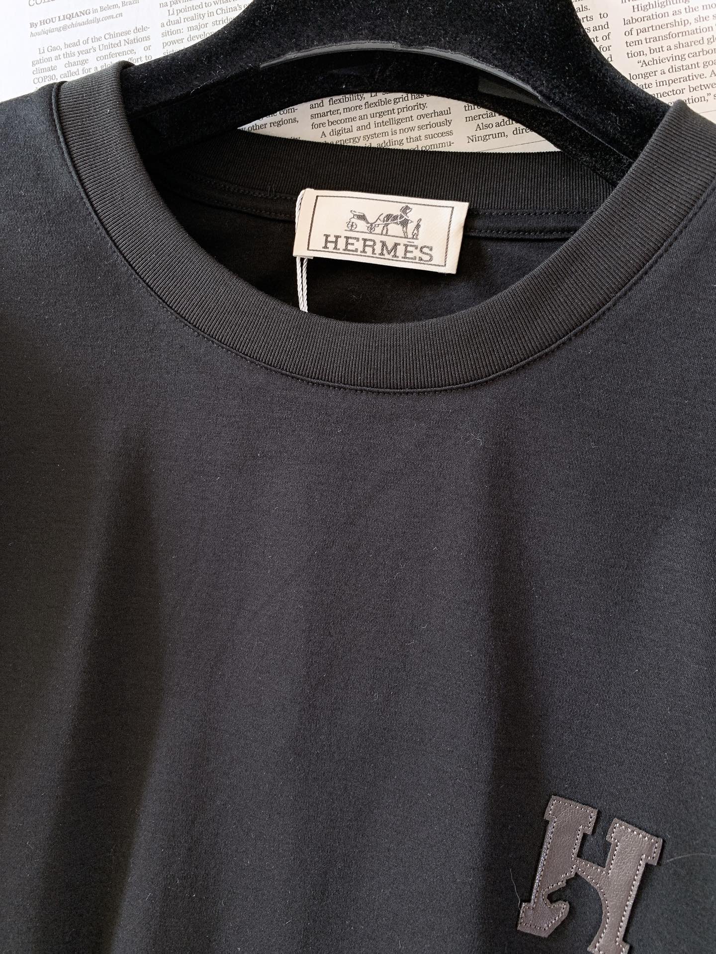 Hermès 爱马仕 2026FW早秋新品 圆领长袖打底衫 面料成份:66.9%棉29.4%莫代尔3.7%桑蚕丝 【桑 Hermès 爱马仕 2026FW早秋新品 圆领长袖打底衫 面料成份:66.9%棉29.4%莫代尔3.7%桑蚕丝 【桑