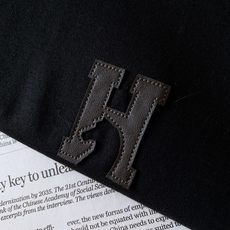 Hermès 爱马仕 2026FW早秋新品 圆领长袖打底衫 面料成份:66.9%棉29.4%莫代尔3.7%桑蚕丝 【桑 Hermès 爱马仕 2026FW早秋新品 圆领长袖打底衫 面料成份:66.9%棉29.4%莫代尔3.7%桑蚕丝 【桑
