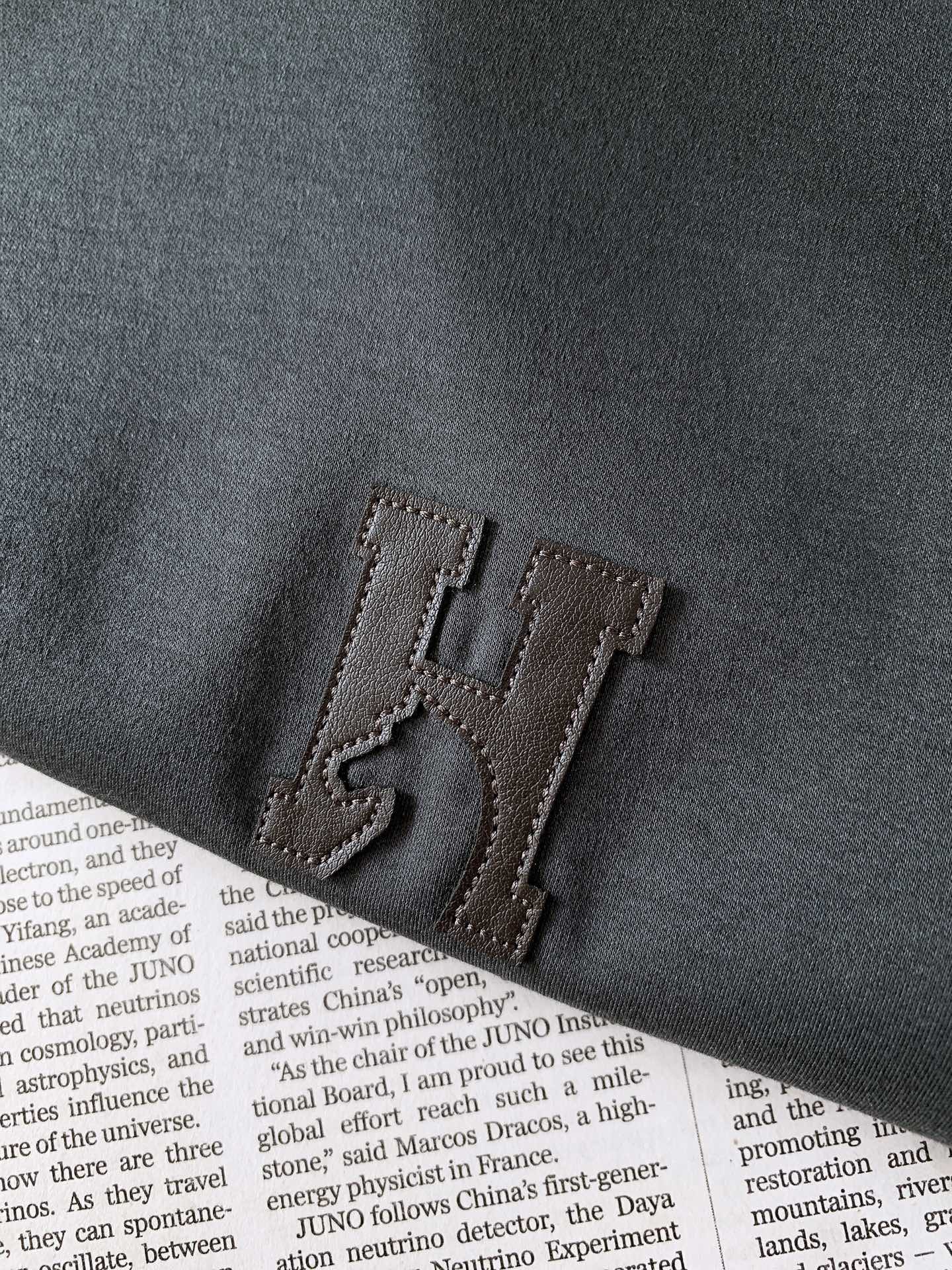 Hermès 爱马仕 2026FW早秋新品 圆领长袖打底衫 面料成份:66.9%棉29.4%莫代尔3.7%桑蚕丝 【桑 Hermès 爱马仕 2026FW早秋新品 圆领长袖打底衫 面料成份:66.9%棉29.4%莫代尔3.7%桑蚕丝 【桑