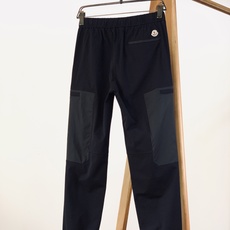Moncler 蒙口 2026FW早秋新品 黑色工装休闲裤 时尚系列,独特设计,休闲长裤 订纱开始订染和订纺。 国 Moncler 蒙口 2026FW早秋新品 黑色工装休闲裤 时尚系列,独特设计,休闲长裤 订纱开始订染和订纺。 国