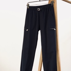 Moncler 蒙口 2026FW早秋新品 黑色工装休闲裤 时尚系列,独特设计,休闲长裤 订纱开始订染和订纺。 国 Moncler 蒙口 2026FW早秋新品 黑色工装休闲裤 时尚系列,独特设计,休闲长裤 订纱开始订染和订纺。 国