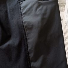 Moncler 蒙口 2026FW早秋新品 黑色工装休闲裤 时尚系列,独特设计,休闲长裤 订纱开始订染和订纺。 国 Moncler 蒙口 2026FW早秋新品 黑色工装休闲裤 时尚系列,独特设计,休闲长裤 订纱开始订染和订纺。 国