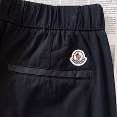 Moncler 蒙口 2026FW早秋新品 黑色工装休闲裤 时尚系列,独特设计,休闲长裤 订纱开始订染和订纺。 国 Moncler 蒙口 2026FW早秋新品 黑色工装休闲裤 时尚系列,独特设计,休闲长裤 订纱开始订染和订纺。 国