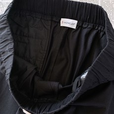 Moncler 蒙口 2026FW早秋新品 黑色工装休闲裤 时尚系列,独特设计,休闲长裤 订纱开始订染和订纺。 国 Moncler 蒙口 2026FW早秋新品 黑色工装休闲裤 时尚系列,独特设计,休闲长裤 订纱开始订染和订纺。 国