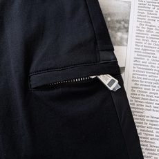 Moncler 蒙口 2026FW早秋新品 黑色工装休闲裤 时尚系列,独特设计,休闲长裤 订纱开始订染和订纺。 国 Moncler 蒙口 2026FW早秋新品 黑色工装休闲裤 时尚系列,独特设计,休闲长裤 订纱开始订染和订纺。 国