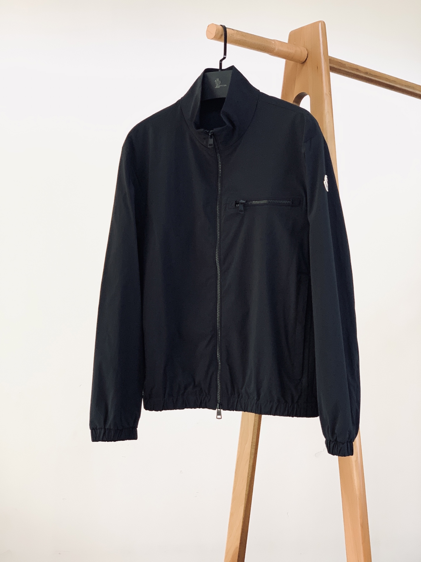 Moncler 蒙口 2026FW早秋新品 Danby轻薄便捷休闲外套夹克。简约格调系列,造型设计专为日常休闲增添时尚 Moncler 蒙口 2026FW早秋新品 Danby轻薄便捷休闲外套夹克。简约格调系列,造型设计专为日常休闲增添时尚