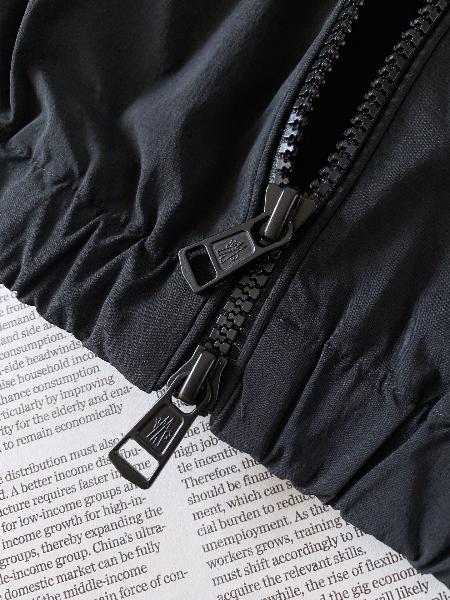Moncler 蒙口 2026FW早秋新品  Danby轻薄便捷休闲外套夹克。简约格调系列,造型设计专为日常休闲增添时尚