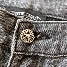 Chrome Hearts 克罗心 2026FW早秋新品 阔腿直筒牛仔裤重磅上新!重磅牛仔面料质感扎实,经典做旧水洗+ Chrome Hearts 克罗心 2026FW早秋新品 阔腿直筒牛仔裤重磅上新!重磅牛仔面料质感扎实,经典做旧水洗+