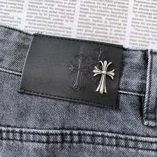Chrome Hearts 克罗心 2026FW早秋新品 阔腿直筒牛仔裤重磅上新!重磅牛仔面料质感扎实,经典做旧水洗+ Chrome Hearts 克罗心 2026FW早秋新品 阔腿直筒牛仔裤重磅上新!重磅牛仔面料质感扎实,经典做旧水洗+