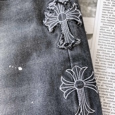 Chrome Hearts 克罗心 2026FW早秋新品 阔腿直筒牛仔裤重磅上新!重磅牛仔面料质感扎实,经典做旧水洗+ Chrome Hearts 克罗心 2026FW早秋新品 阔腿直筒牛仔裤重磅上新!重磅牛仔面料质感扎实,经典做旧水洗+