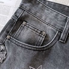 Chrome Hearts 克罗心 2026FW早秋新品 阔腿直筒牛仔裤重磅上新!重磅牛仔面料质感扎实,经典做旧水洗+ Chrome Hearts 克罗心 2026FW早秋新品 阔腿直筒牛仔裤重磅上新!重磅牛仔面料质感扎实,经典做旧水洗+