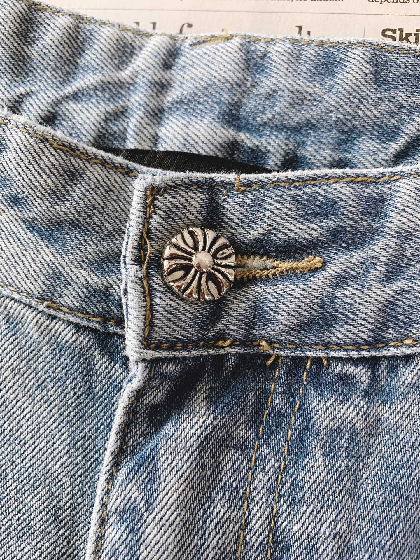 Chrome Hearts 克罗心 2026FW早秋新品 阔腿直筒牛仔裤重磅上新!重磅牛仔面料质感扎实,经典做旧水洗+ Chrome Hearts 克罗心 2026FW早秋新品 阔腿直筒牛仔裤重磅上新!重磅牛仔面料质感扎实,经典做旧水洗+