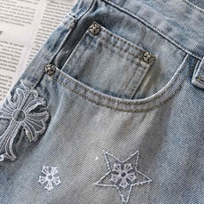 Chrome Hearts 克罗心 2026FW早秋新品 阔腿直筒牛仔裤重磅上新!重磅牛仔面料质感扎实,经典做旧水洗+ Chrome Hearts 克罗心 2026FW早秋新品 阔腿直筒牛仔裤重磅上新!重磅牛仔面料质感扎实,经典做旧水洗+