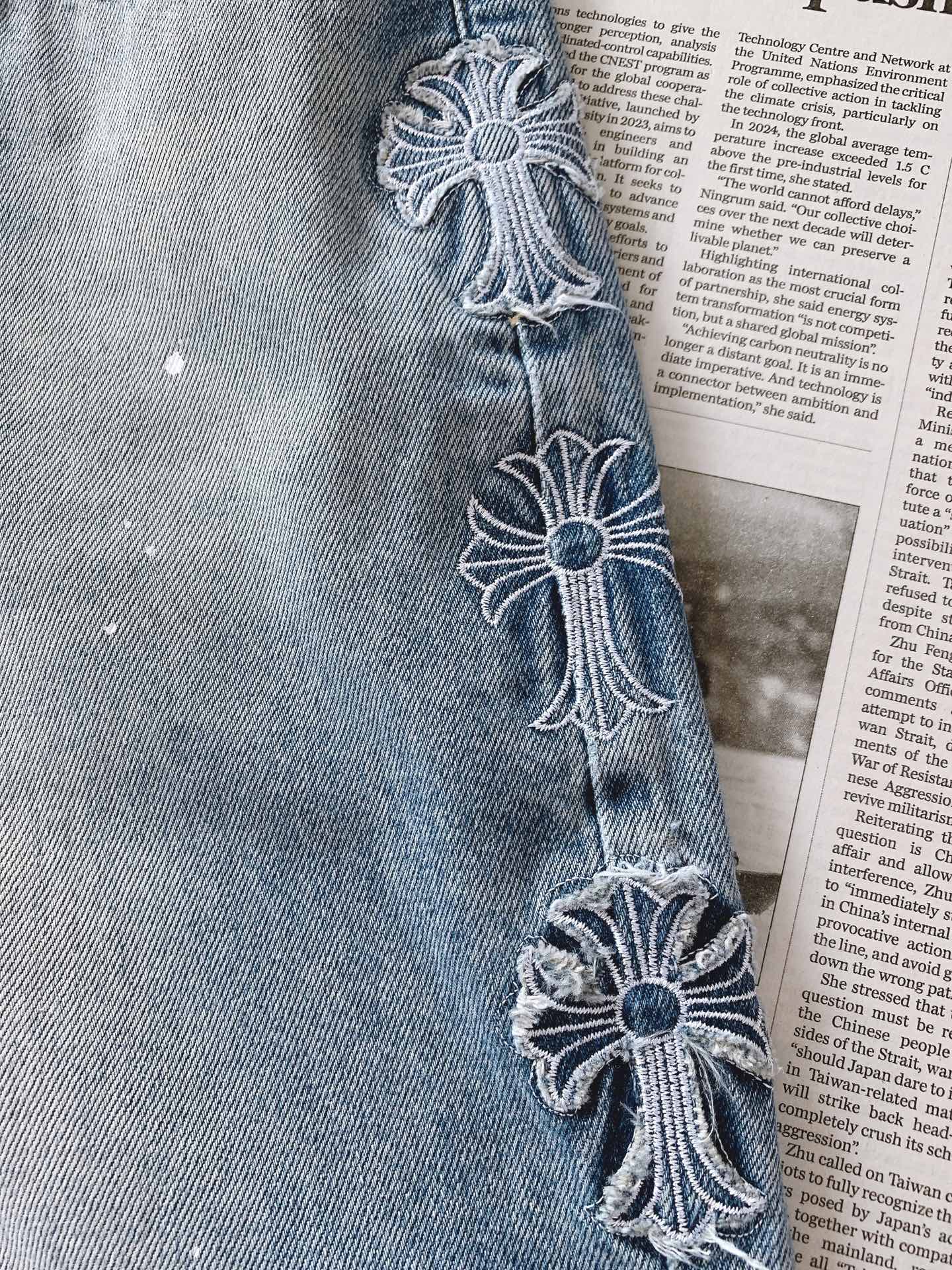 Chrome Hearts 克罗心 2026FW早秋新品 阔腿直筒牛仔裤重磅上新!重磅牛仔面料质感扎实,经典做旧水洗+ Chrome Hearts 克罗心 2026FW早秋新品 阔腿直筒牛仔裤重磅上新!重磅牛仔面料质感扎实,经典做旧水洗+