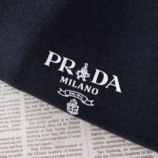 Prada 普拉达 FW早秋新品 立领拉链卫衣套装🥼 精选重磅高支棉针织面料,触感软糯厚实,垂感出众,不易起球变形,透 Prada 普拉达 FW早秋新品 立领拉链卫衣套装🥼 精选重磅高支棉针织面料,触感软糯厚实,垂感出众,不易起球变形,透