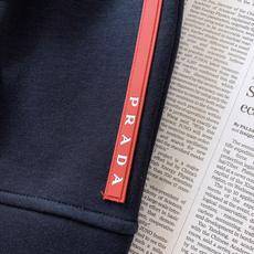 Prada 普拉达 FW早秋新品 立领拉链卫衣套装🥼 精选重磅高支棉针织面料,触感软糯厚实,垂感出众,不易起球变形,透 Prada 普拉达 FW早秋新品 立领拉链卫衣套装🥼 精选重磅高支棉针织面料,触感软糯厚实,垂感出众,不易起球变形,透