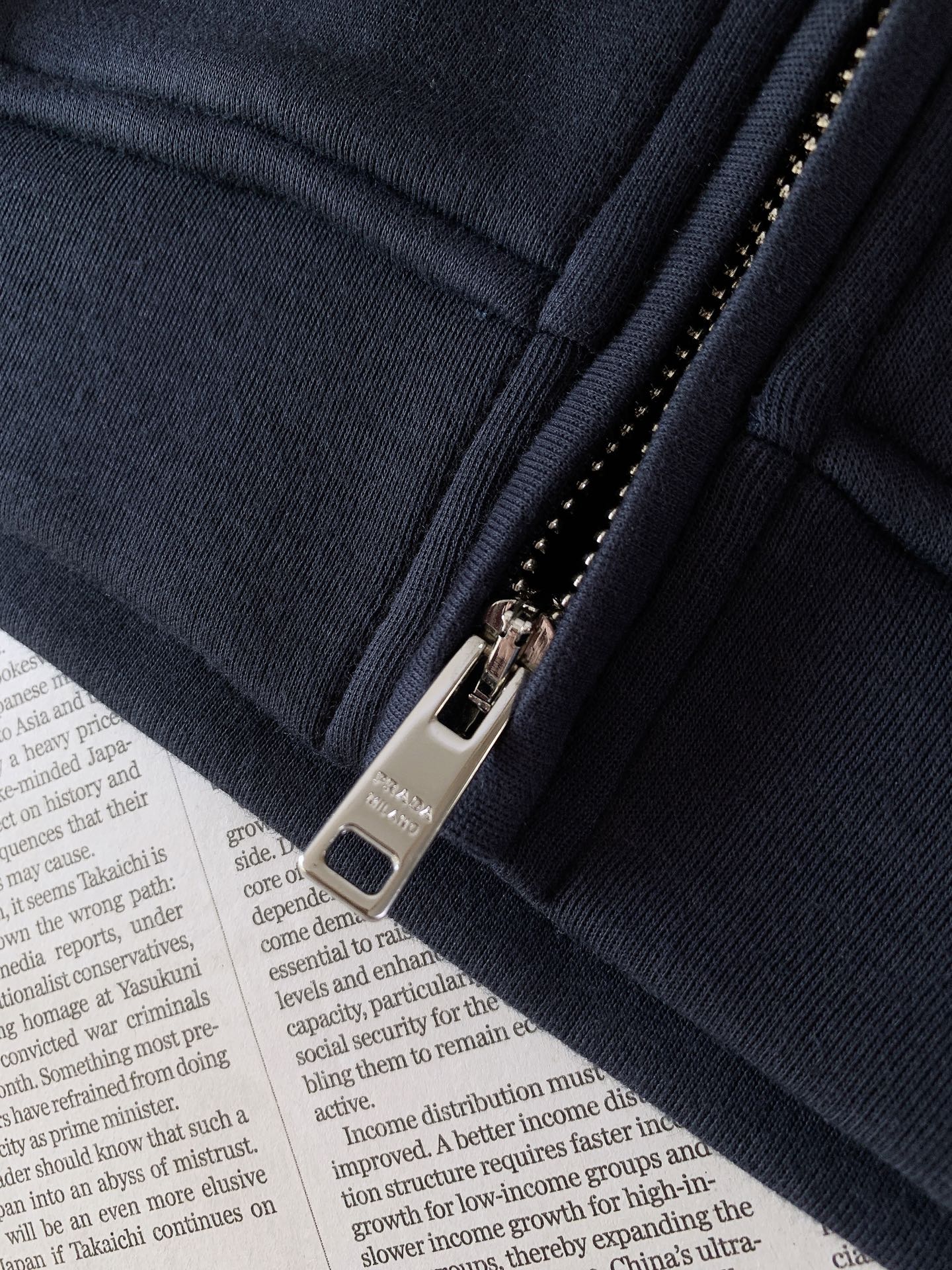 Prada 普拉达 FW早秋新品 立领拉链卫衣套装🥼 精选重磅高支棉针织面料,触感软糯厚实,垂感出众,不易起球变形,透 Prada 普拉达 FW早秋新品 立领拉链卫衣套装🥼 精选重磅高支棉针织面料,触感软糯厚实,垂感出众,不易起球变形,透