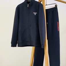 Prada 普拉达 FW早秋新品 立领拉链卫衣套装🥼 精选重磅高支棉针织面料,触感软糯厚实,垂感出众,不易起球变形,透 Prada 普拉达 FW早秋新品 立领拉链卫衣套装🥼 精选重磅高支棉针织面料,触感软糯厚实,垂感出众,不易起球变形,透