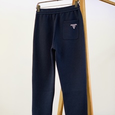 Prada 普拉达 FW早秋新品 立领拉链卫衣套装🥼 精选重磅高支棉针织面料,触感软糯厚实,垂感出众,不易起球变形,透 Prada 普拉达 FW早秋新品 立领拉链卫衣套装🥼 精选重磅高支棉针织面料,触感软糯厚实,垂感出众,不易起球变形,透